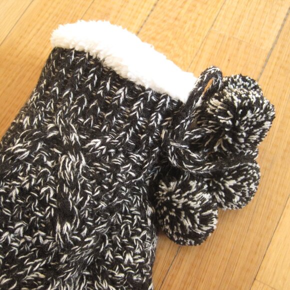 Express Cable Knit Fleece Lined Pom Slipper Socks Size 6-10 NWT - Picture 2 of 4